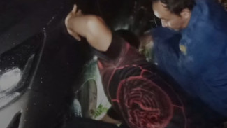 Mobil Terperosok Masuk Selokan di Purwokerto, Tim Damkar Banyumas Sigap Evakuasi