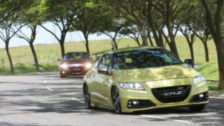 Honda CR-Z mobil sport hybrid dengan desain futuristik mesin 1.5L i VTEC dan teknologi IMA yang irit bahan bakar