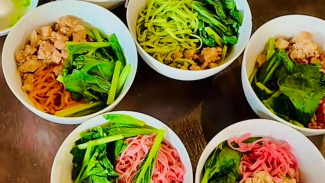 Rumah Mie Eyang Heri Wirasana! Mie Ayam Berwarna Unik dan Spesial yang Bikin Nostalgia di Purbalingga