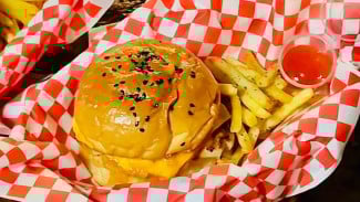 Downtown Burger Purwokerto: Street Burger Kekinian, Murah, Porsinya Juara, Super Nyaman Buat Nongkrong Santai!