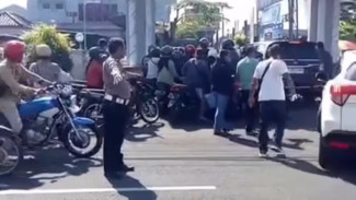 OTW! Warga Banyumas Antusias Hingga Antre dalam Pemutihan Pajak Kendaraan Bermotor di Kantor Samsat