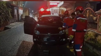 Evakuasi Mobil Terperosok Masuk Selokan di Depan Hotel Asri Baru, Purwokerto