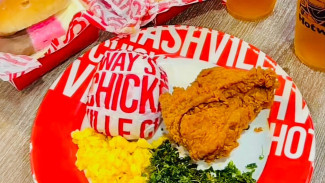 Kok Jadi Satu? Cobain Sensasi Ice Cream Burger Unik di Hotway’s Chicken Purwokerto!