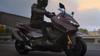 Inilah Pembaruan Terbesar Yamaha TMAX Tech Max 2025, Fitur Canggih dan Desain Agresif Bikin Anda Terkesan!