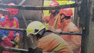 Kebakaran Melanda Bangunan Produksi Gula Kelapa di Cilongok, Banyumas Langsung Evakuasi Damkar