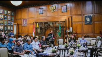 Bupati Sadewo Ajak Pelaku Usaha Agar Bantu Pekerja Rentan (Penderes Nira Kelapa)