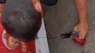 Kunci Sepeda Motor Terjatuh di Selokan daerah Purwokerto,  Penanganan Langsung Damkar Banyumas