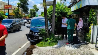 Hilang Kendali? Kecelakaan Mobil Menabrak Trotoar di Purwokerto Diduga Pengemudi Mengantuk