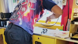 Sigap! Evakuasi Telepon Terjatuh di Sela Kontainer Dagangannya Daerah Purwokerto