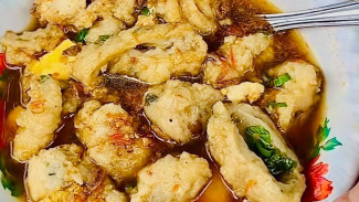 Seger & Gurihnya Nampol! Batagor Kuah & Siomay Pak Jito, Jajanan Legend Sejak 1998