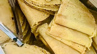 Terang Bulan Jadul Pak Solihin! 40 Tahun Menebar Rasa Manis dari Sekolah ke Sekolah di Banyumas