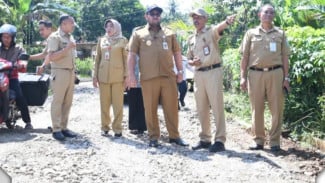 Sidak Jalan Rusak di Desa Arenan dan Kembaran Wetan, Wabup Dimas: Tolong Bertahap Ya