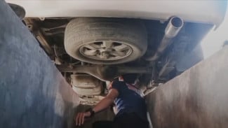 Damkar Banyumas Bantu Evakuasi Kucing yang Masuk Kolong Mobil di Purwokerto