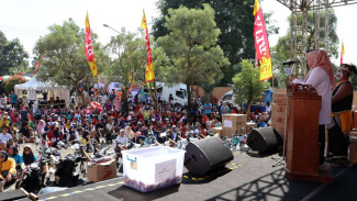 Bukan Demo, Tapi Doorprize! May Day di Banyumas Dirayakan Ribuan Buruh dengan Senam Sehat dan Hadiah Sepeda Motor