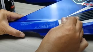 Stop Pakai Cutter! Ini Cara Melepas Stiker Motor yang Bandel Tanpa Gores Cat, Modal Bensin & Kain Aja