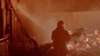 Kebakaran Bangunan di Dukuhwaluh, Petugas Damkar Banyumas Sigap Evakuasi