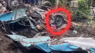 Evakuasi Angkot Usai Remuk Dihantam Dump Truk Saat Kecelakaan di Kalijambe, Purworejo