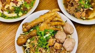 Mie Ayam Klangenan Sokaraja! Tempat Langganan Makan Mie Kecil, Topping Berempah, dan Pangsit Enak