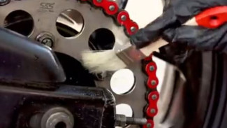Tak Perlu ke Bengkel! Begini Cara Membersihkan Rantai Motor Agar Selalu Tampil Prima!