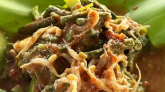 Sensasi Menikmati Makan Pecel Sayur di Patikraja, Bonus Pemandangan Alam