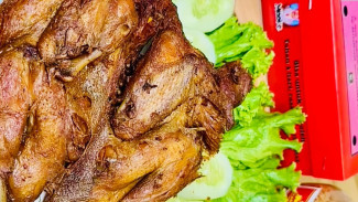 Mukbang Seru Ayam Goreng Mbok Sarun Legendaris dari 1961, Bikin Kalian Ketagihan di Purwokerto!