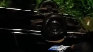 Mobil Pickup Terperosok Hingga Terbalik di Kertanegara Purbalingga, Tim Damkar Bantu Evakuasi