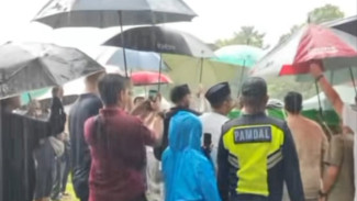 Diguyur Hujan Deras, Najwa Shihab Tak Ikut Antar Suami ke Pemakaman