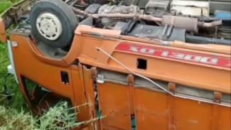 Truk Bermuatan Pupuk Terguling di Pejawaran Banjarnegara, Kendaraan Belum Dapat  Dievakuasi