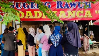Rame Banget! Nyobain Pentol Kuah Dadi Kanca Viral di Mergawati Kroya, Murah Meriah dan Bikin Nagih