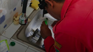 Damkar Banyumas Berhasil Evakuasi Kunci Ruko Terjatuh dalam Lubang Wastafel di Kedungbanteng