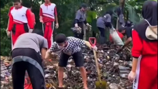 Tim Relawan Gabungan Purbalingga Gotong Royong Bersih Sampah di Jembatan Wika Wirasana