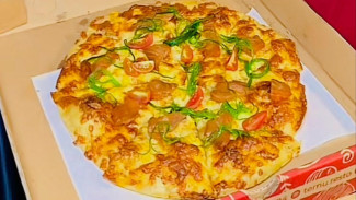 Mukbang Japanese Pizza Unik di Purwokerto, Perpaduan Rasa Jepang dan Italia yang Bikin Nagih!