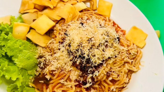 NRS Best Tea & Food: Pelopor Mie Lada Hitam Bar-Bar Pertama di Widarapayung!