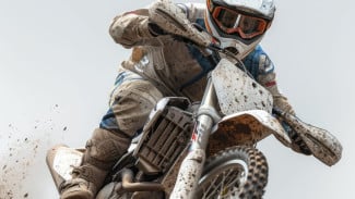 Perbandingan Kawasaki KLX 150 vs Honda CRF150L: Spesifikasi, Kelebihan, dan Mana yang Cocok untuk Kebutuhanmu?