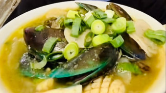 Seblak Mewek Kroya, Pelopor Seblak Kuah Ijo Pake Kerang Ijo yang Bikin Nagih!