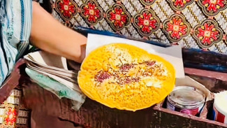 Nostalgia Manis Jajanan Jadul, Terang Bulan 5 Ribuan Legendaris di Purwokerto!