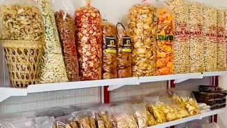 Gregah Snack Ayamalas Kroya! Cemilan Serba 5 Ribu, Murah Meriah & Bisa Cicip