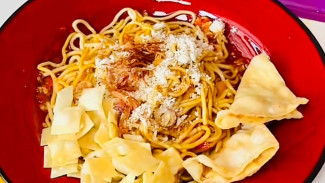 Mie Jebew APW! Sensasi Pedas Gila yang Bikin Nagih di Gatot Subroto