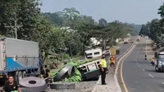 Insiden di Jalan Pantura Batang, Truk Trailer Muatan Coil Keluar Jalur Hingga Naik Pembatas