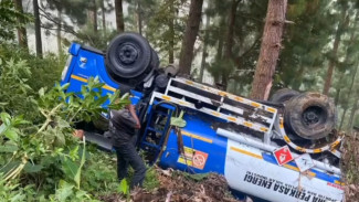 Hilang Kendali! Truk Tangki Bermuatan Bahan Bakar Terguling di Kawasan Kalipedes, Tegal