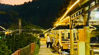 Kedai Iwak Banyu: Spot Makan Tepi Sungai Serayu dengan View Kereta dan Menu Unik yang Wajib Dicoba!