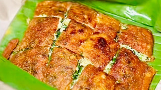Martabak Sari Kebondalem: Legendaris Sejak 1950 dengan Bungkus Daun Pisang yang Bikin Nostalgia!