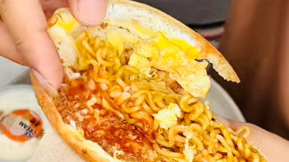 Lekker Topping Indomie di Purwokerto? Unik, Viral, dan Wajib Coba di Lekker Bar!