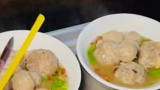 Bakso Pak Joni Purwokerto: Legenda Bakso Lezat yang Bertahan Sejak 1993!