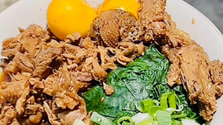 Mie Ayam Legendaris Purwokerto: Porsi Nendang Plus Uritan Nylekamin, Wajib Coba di Mie Ayam Deddy!