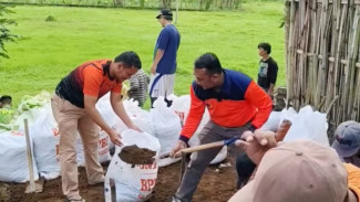 BPBD Banjarnegara dan Warga Kerja Bakti Pembongkaran Rumah Tidak Layak Huni di Krandegan