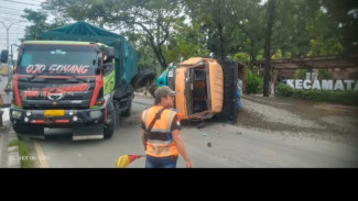 Truk Terguling di Depan Kantor Kecamatan Tugu Semarang Hingga Ke Badan Jalan