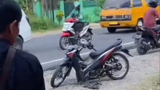 Geger! Pengendara Sepeda Motor Menabrak Truk yang Parkir di Pinggir Jalan Terminal Mrican, Banjarnegara