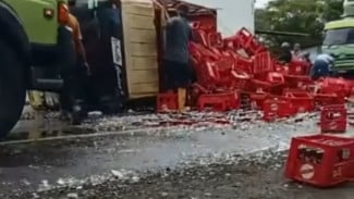 Truk Pengangkut Teh Botol Terguling di Rembang, Muatan Ratusan Minuman Tumpah ke Aspal