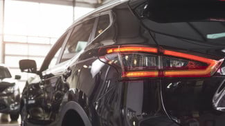 Bongkar Kode Warna Lampu Belakang Mobil: Putih, Merah, Oranye! Fungsi Rahasia yang Menyelamatkan Nyawa Anda!